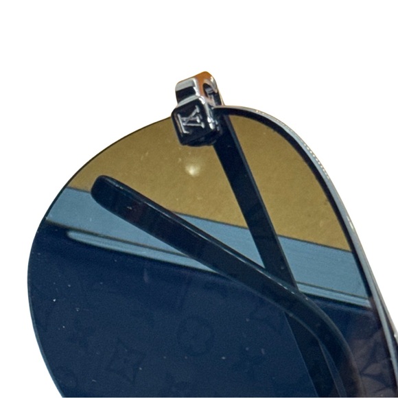 Louis Vuitton Sunglasses 😎 - Picture 11 of 12